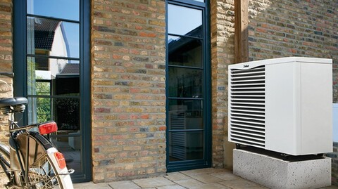 pompa ciepła zamontowana na zewnątrz