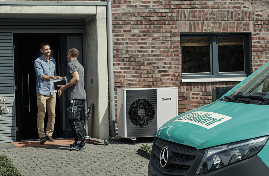rozmowa instalatora i inwestora przy pompie ciepła Vaillant