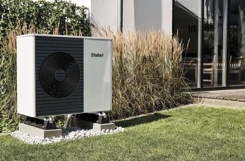 pompa ciepła Vaillant zainstalowana w ogrodzie